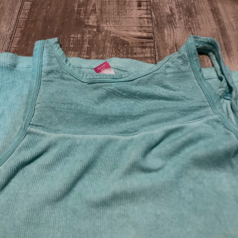 Two No Boundaries Back Detail Tanks SzL